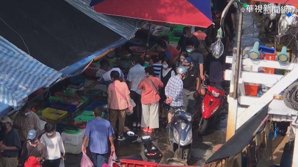 宜蘭大溪漁港湧人潮 現場總量管制百人