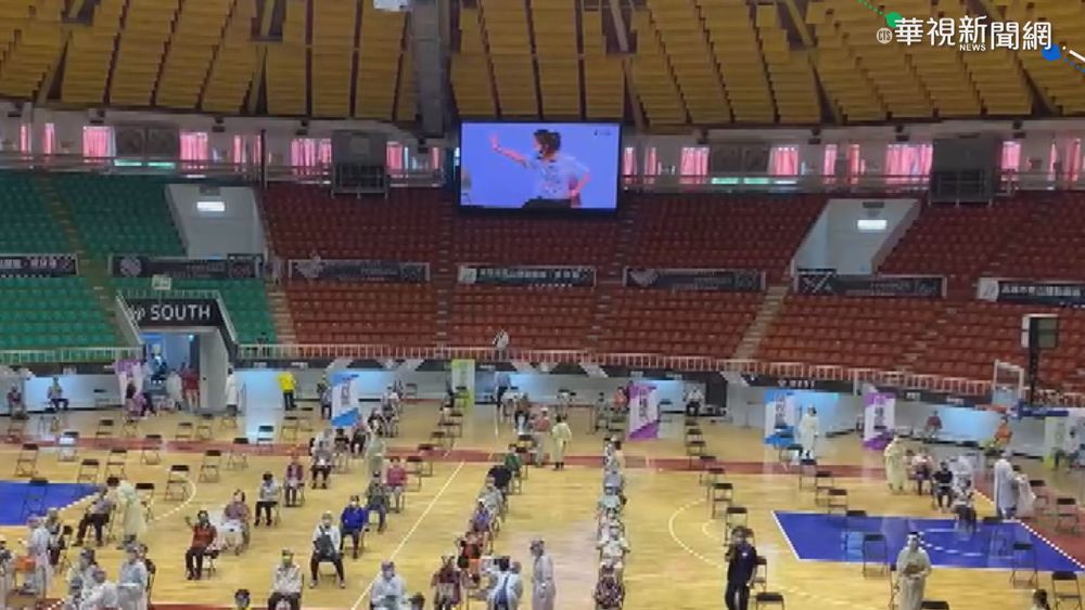 高雄接種站花樣多 大螢幕播"健康操"