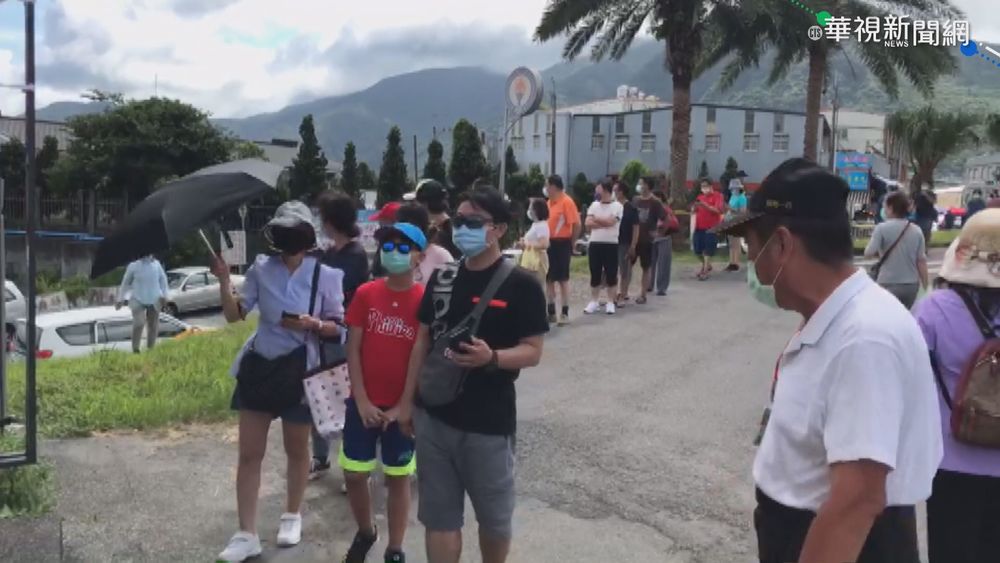 宜蘭大溪漁港湧人潮 現場總量管制百人