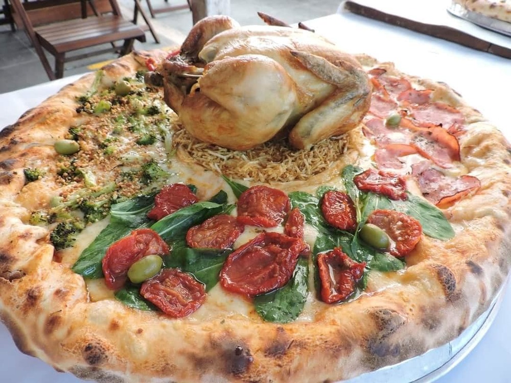 香菜豬血糕披薩是邪教？ 這國家直接放上西瓜、瓦斯桶