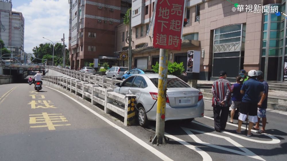恍神?! 雲林小客車誤闖卡機車地下道