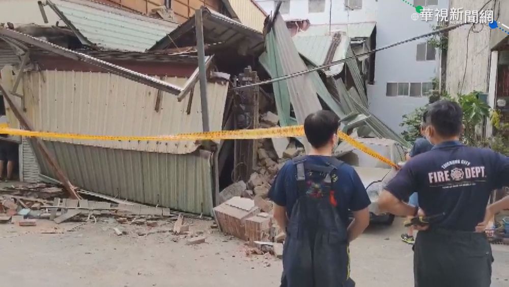台中老舊民宅倒塌 隔壁母女困二樓