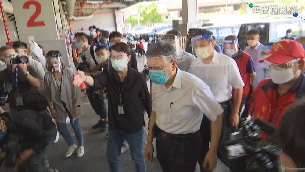 環南市場今復業 陳時中.柯P分頭視察