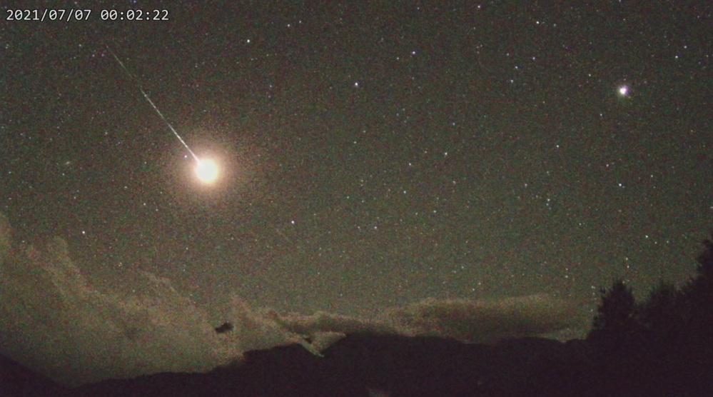 夜空突現「爆閃4次」巨大火球！天文台曝：超猛的一顆流星