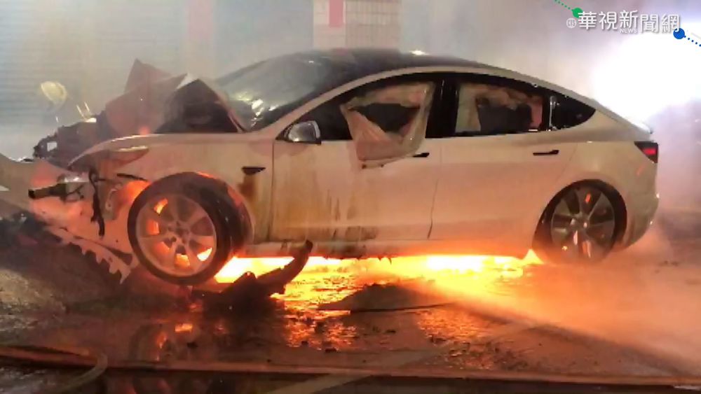 特斯拉失控撞騎樓起火 駕駛昏迷送醫