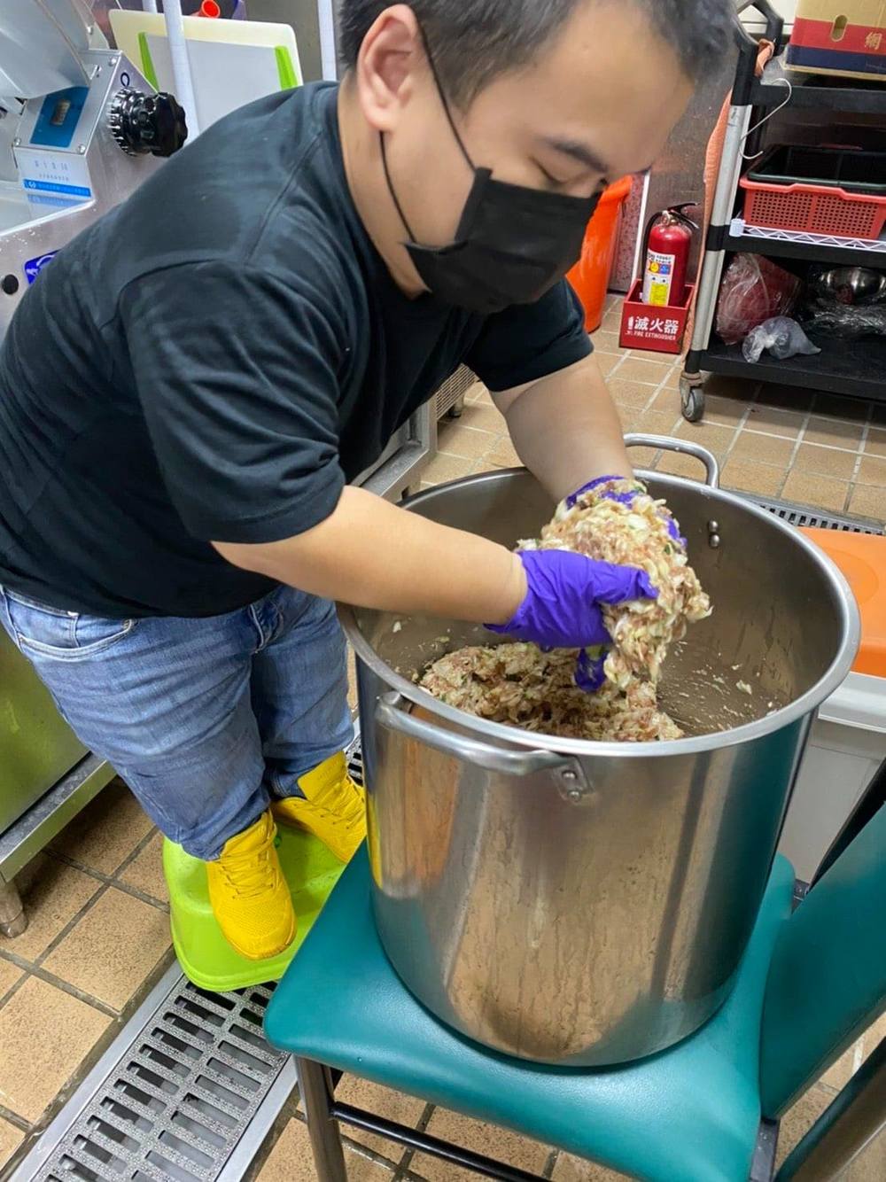 「罕病火鍋店」疫情中包水餃自救 店長親揭不歇業原因