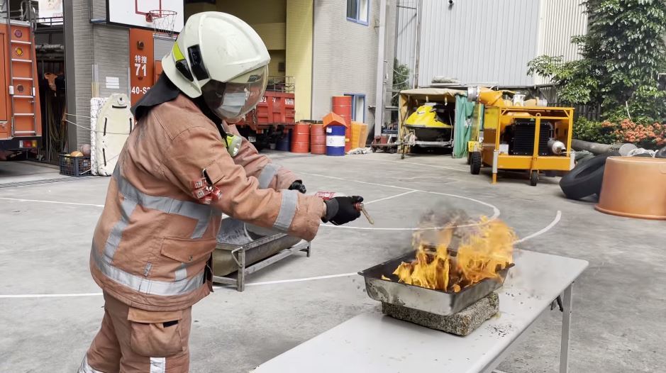 可樂真的能滅火？ 消防局實測打臉：滅火器比較優