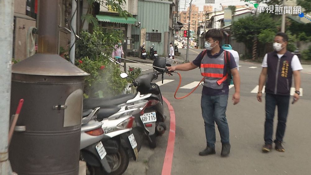 3青年自組義勇軍 著防護衣消毒社區