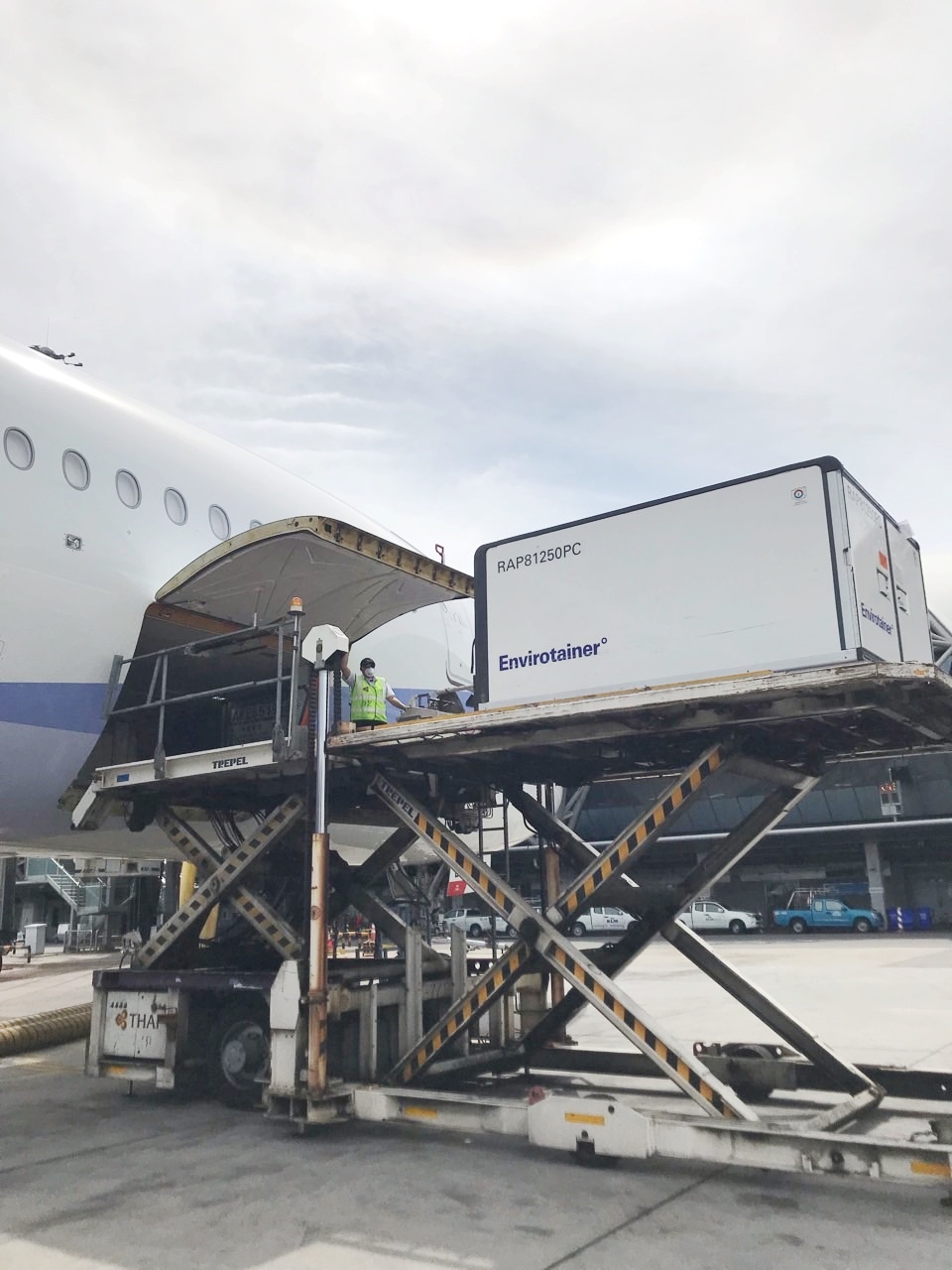 自購62萬劑AZ在路上了！曼谷起飛傍晚抵台