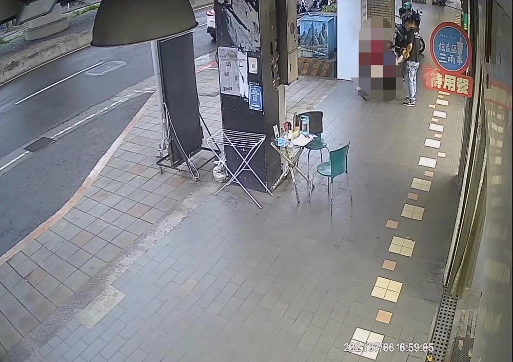 單親媽冒雨「三重騎到信義區」為一餐！暖心老闆雪中送炭