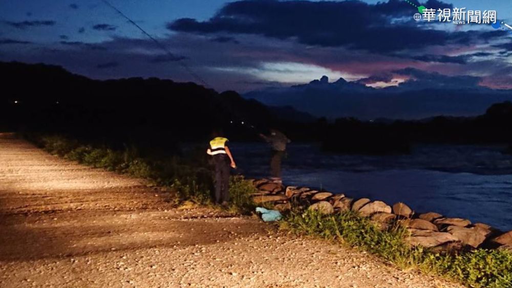 等不及解封日 釣客溪邊群聚忙躲警