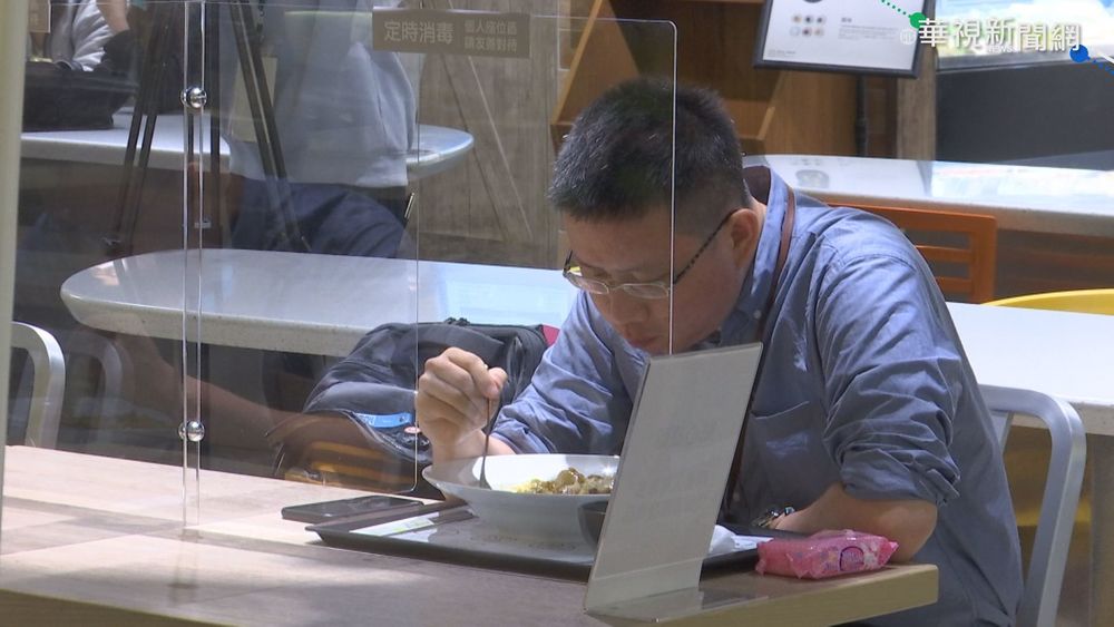 夜市.百貨賣場微解封！人流管制 內用設隔版.梅花座