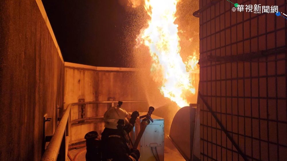 新店17層商辦 頂樓電機房冒出大火!