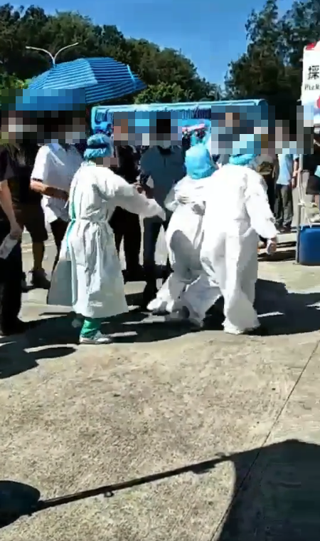 醫護在採檢站疑似因中暑而全身癱軟，網友看了都相當心疼。（翻攝自臉書爆料公社）