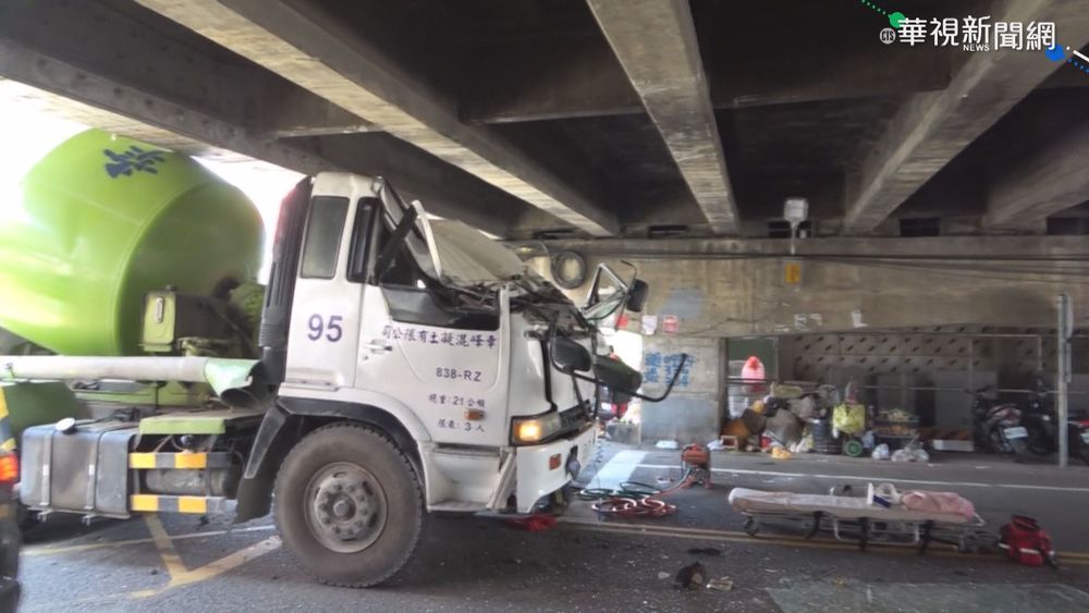 混凝土車撞陸橋 駕駛受困救出意識模糊