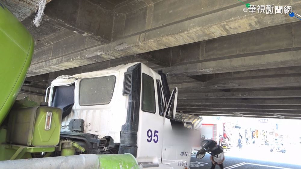 混凝土車撞路橋 駕駛腦出血送醫急救