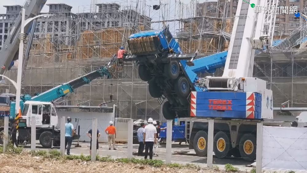 桃園工地吊車重心不穩 翻倒撞上建物