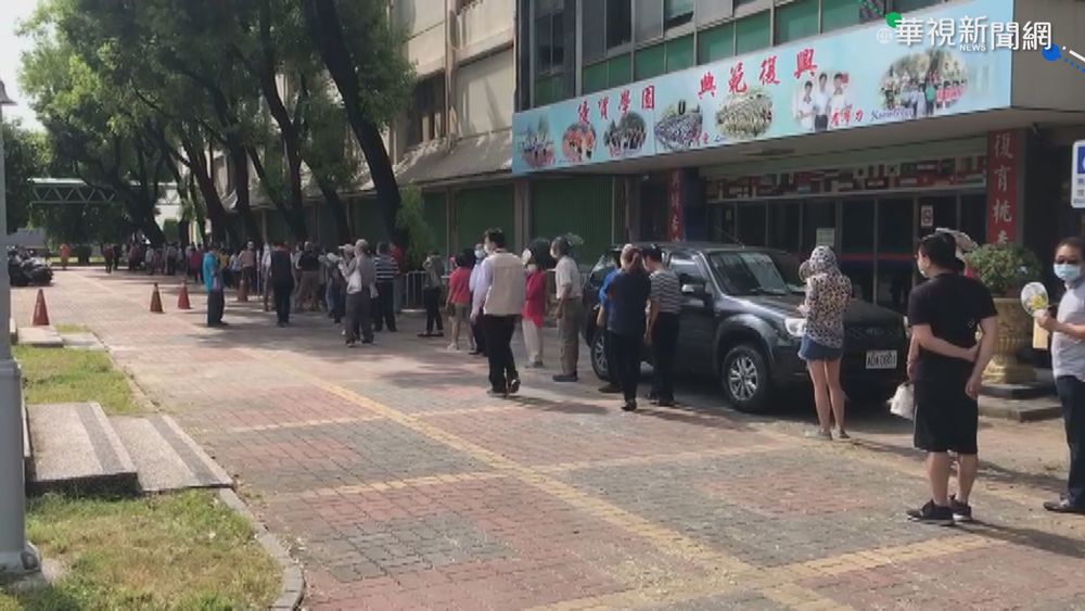 台南跨區打疫苗 長者大排長龍火氣大