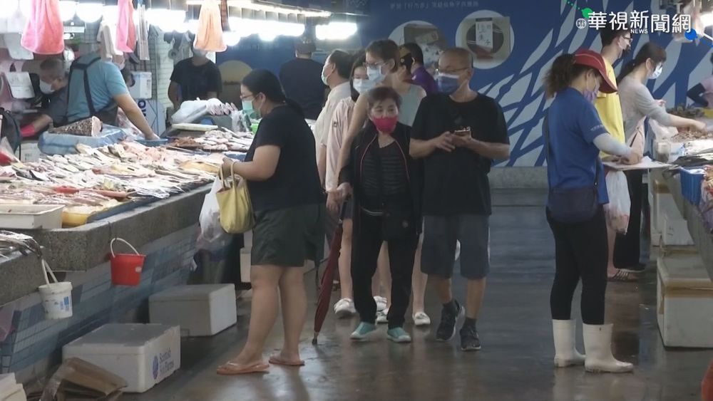 微解封前夕 高雄蚵仔寮魚市現人潮