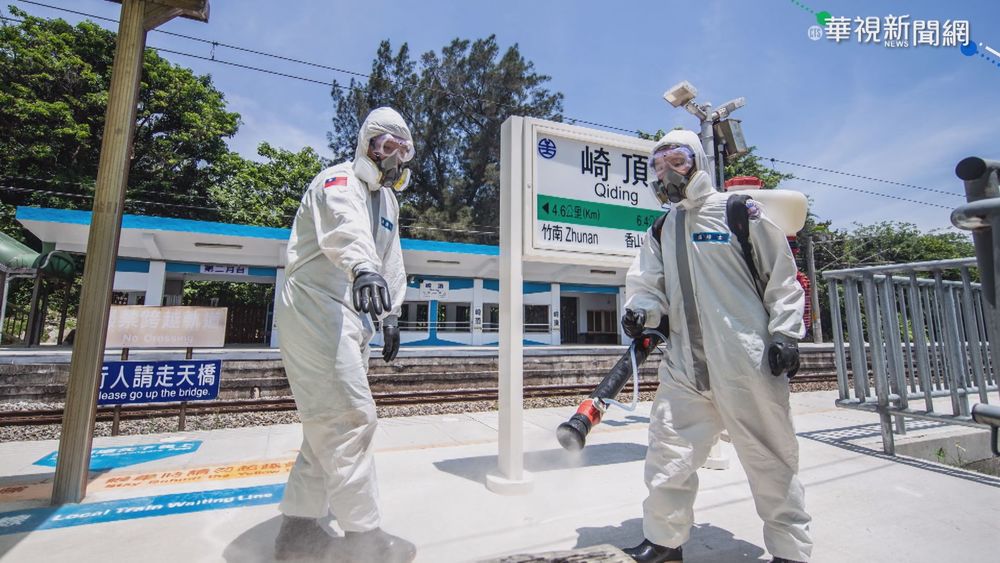 全副武裝消毒 化學兵挺進前線父母不捨