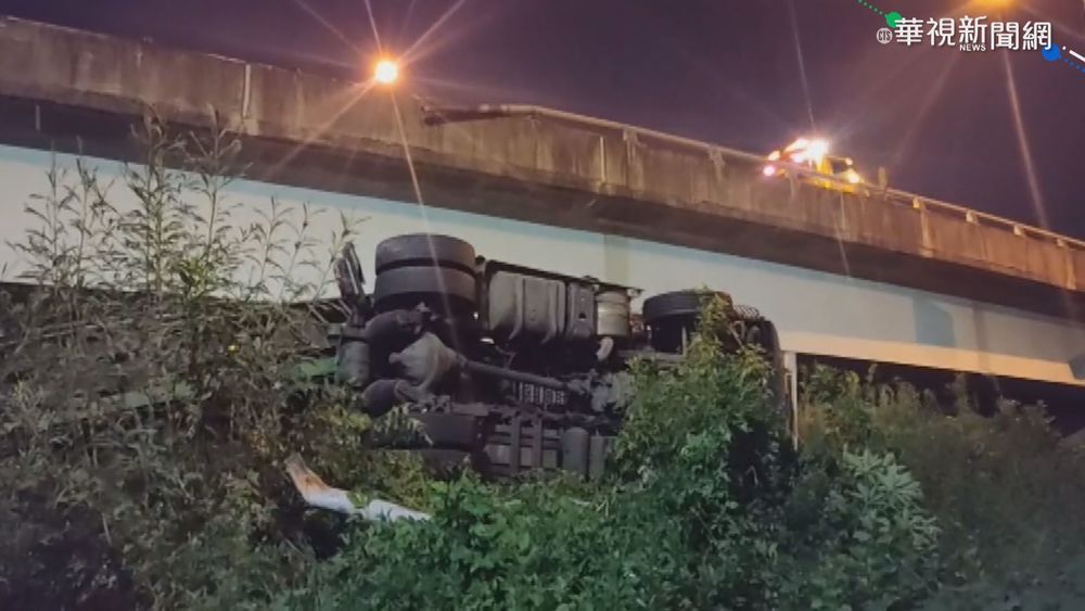 聯結車衝出台64高架 駕駛拋車外命危