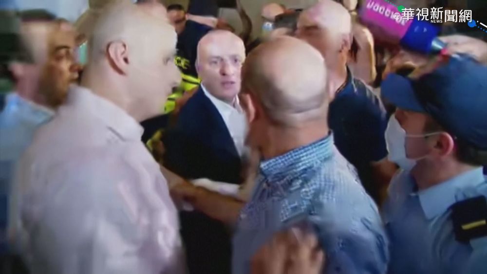 抗議同行採訪遇襲亡 喬治亞記者闖國會