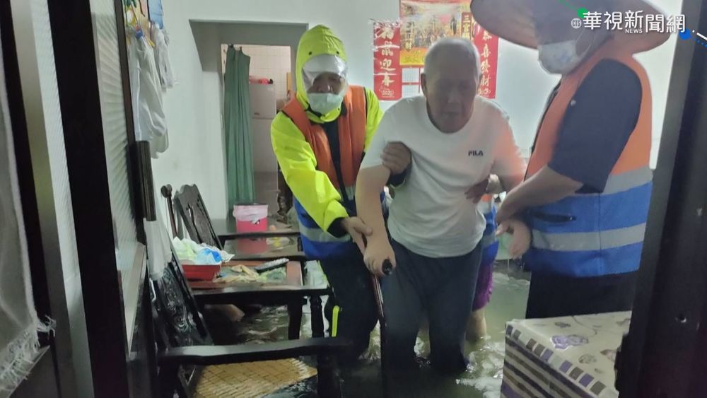 桃園大溪暴雨突襲! 僑興新村水淹膝蓋