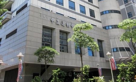 運動中心小編疑「藏頭詩」罵粗話 李再立：不會提告