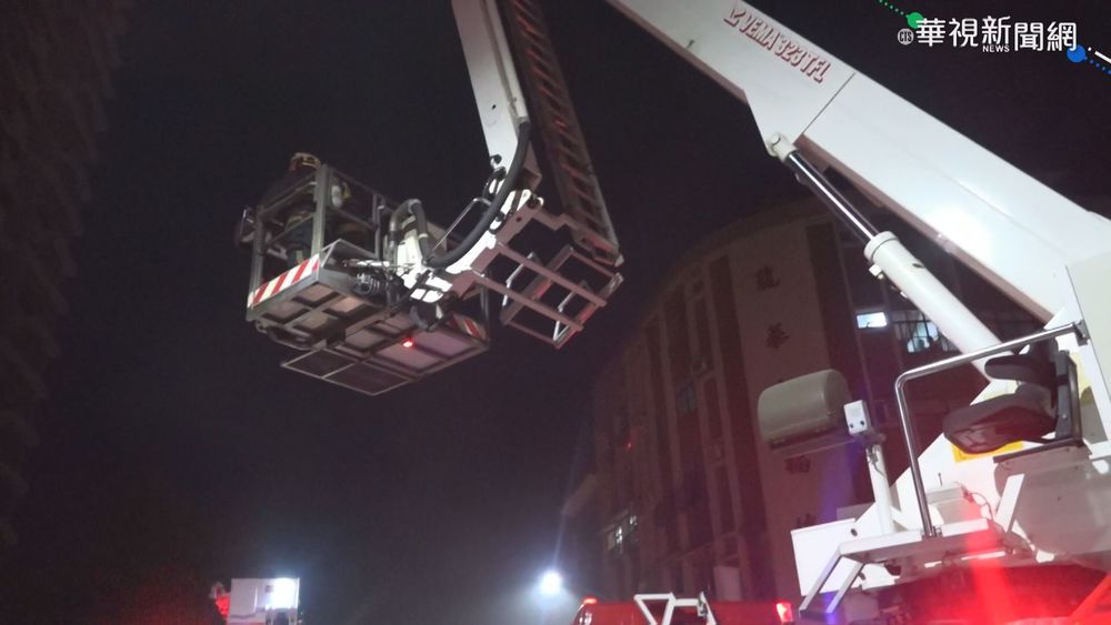 火噬民宅! 2男跳屋頂逃 8人一度受困