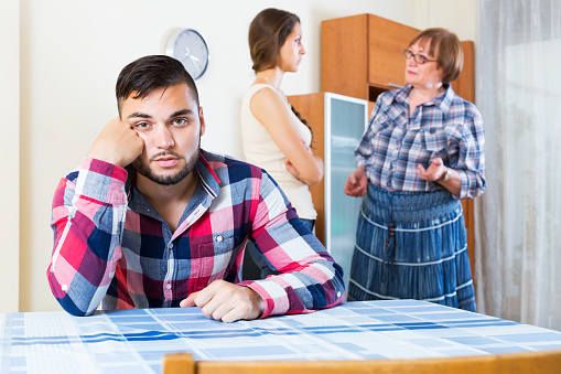 女友做客「默默滑手機」被嫌懶惰？網轟：把女生當傭人