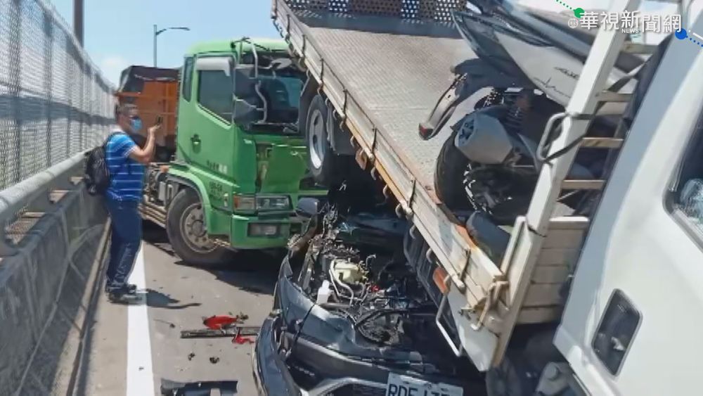 台64線十車連環撞! 小貨車變形駕駛亡