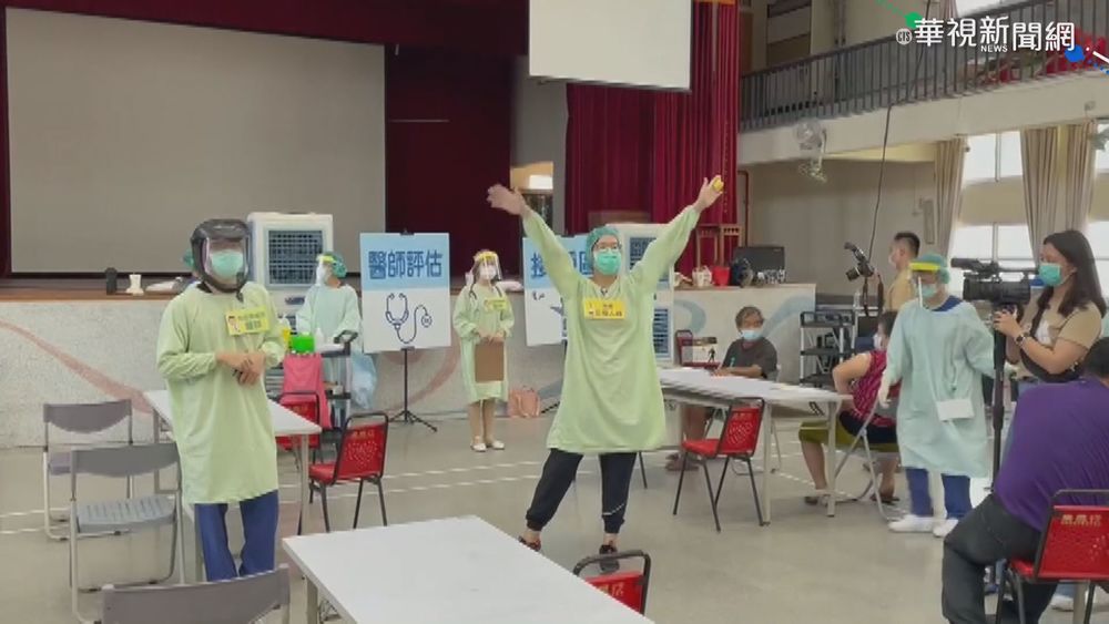 手指LED燈引導 嘉義接種站"最美身影"