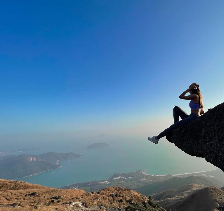 索菲亞時常在個人IG貼出各式各樣的戶外美照。（翻攝自IG @hike.sofi）