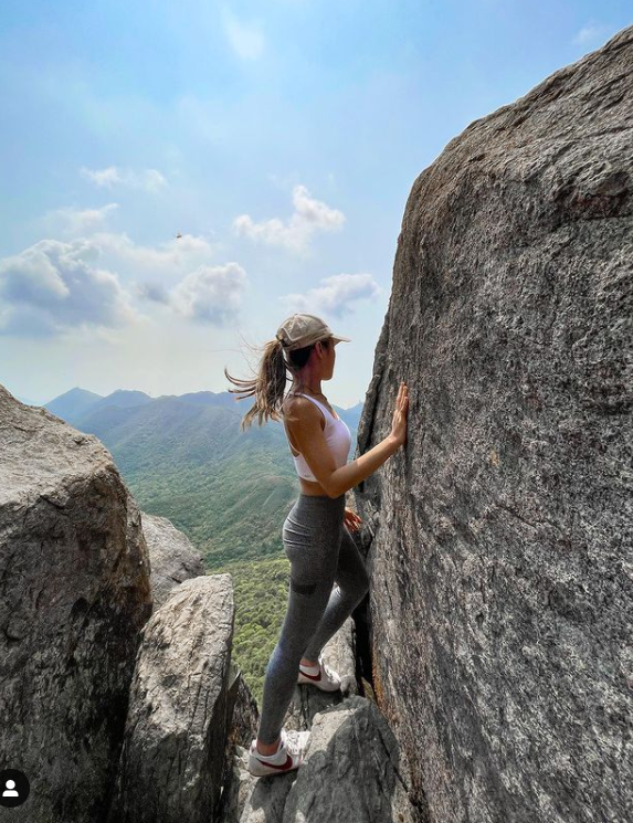 索菲亞時常在個人IG貼出各式各樣的戶外美照。（翻攝自IG @hike.sofi）