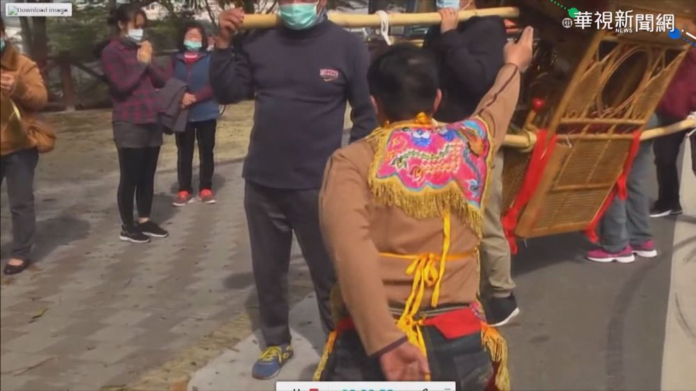 祭改治病? 離譜乩童當街虐打婦人.男童