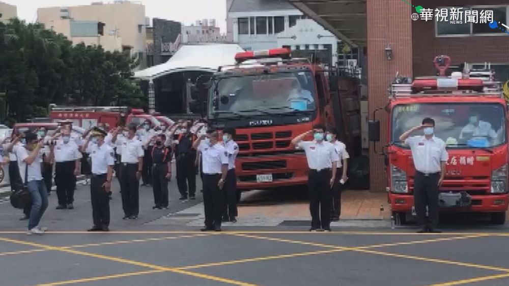 列隊敬禮... 殉職消防出殯 近百同袍送英魂