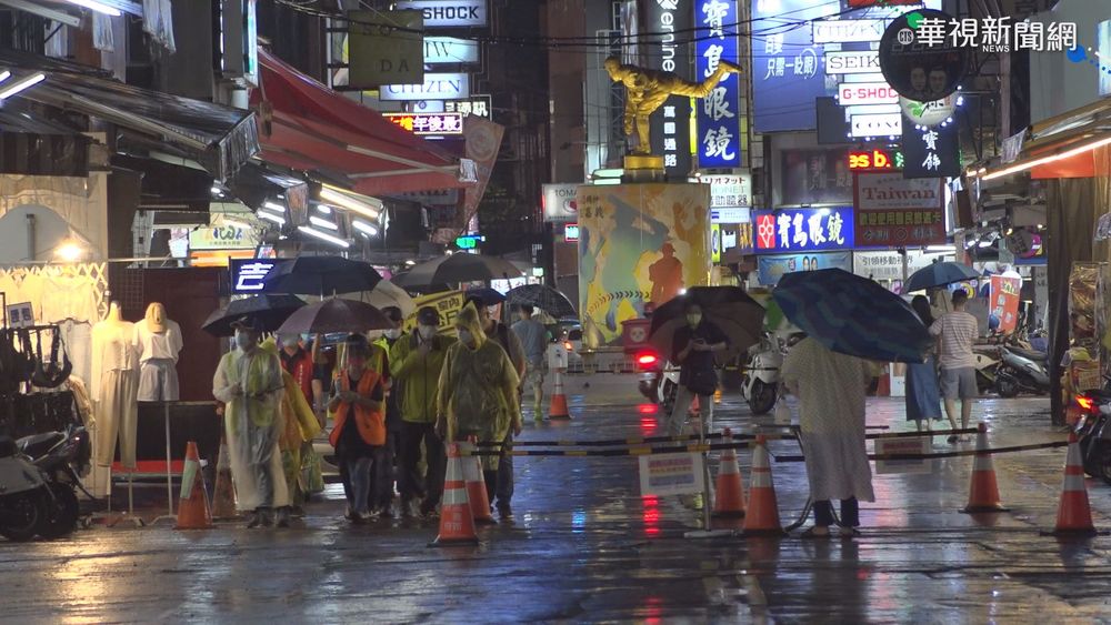 墾丁大街夜市微解封 遊客零散.攤商苦笑