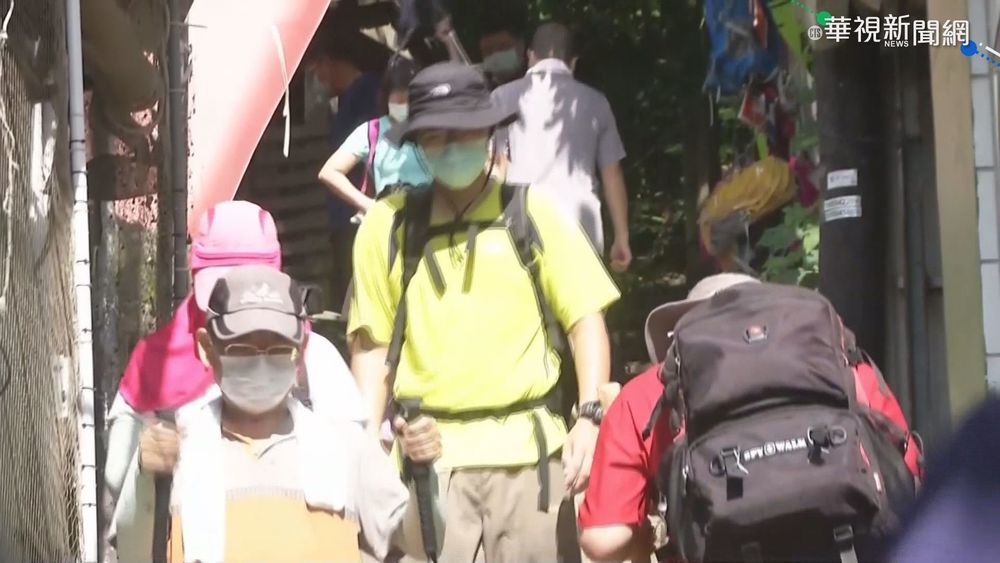 高雄迎微解封首週末 柴山人潮湧現!