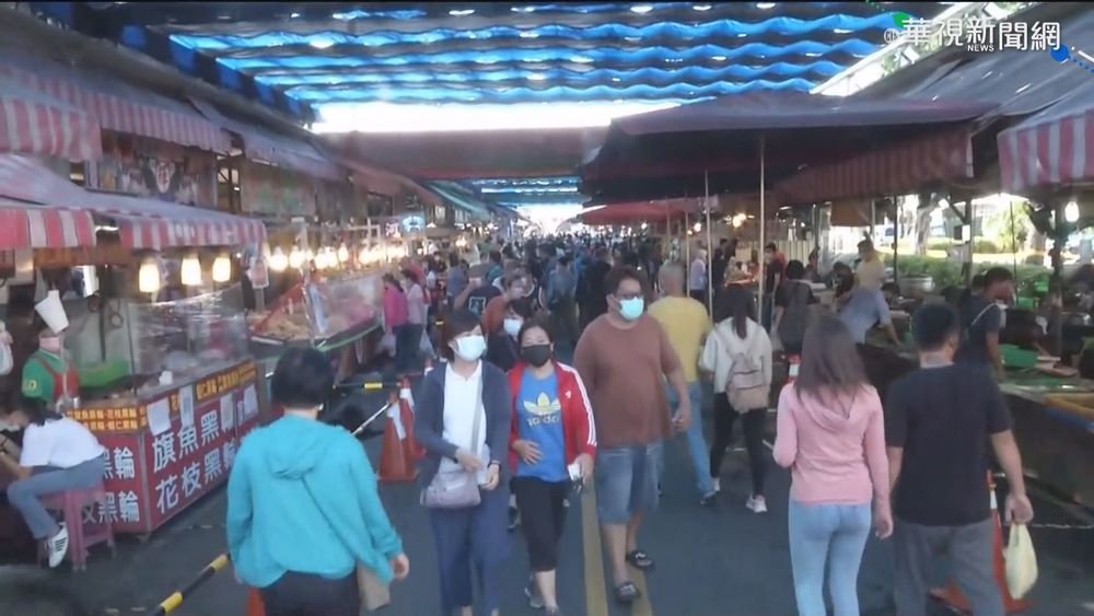 登山民眾擠一團 興達港漁市現人潮