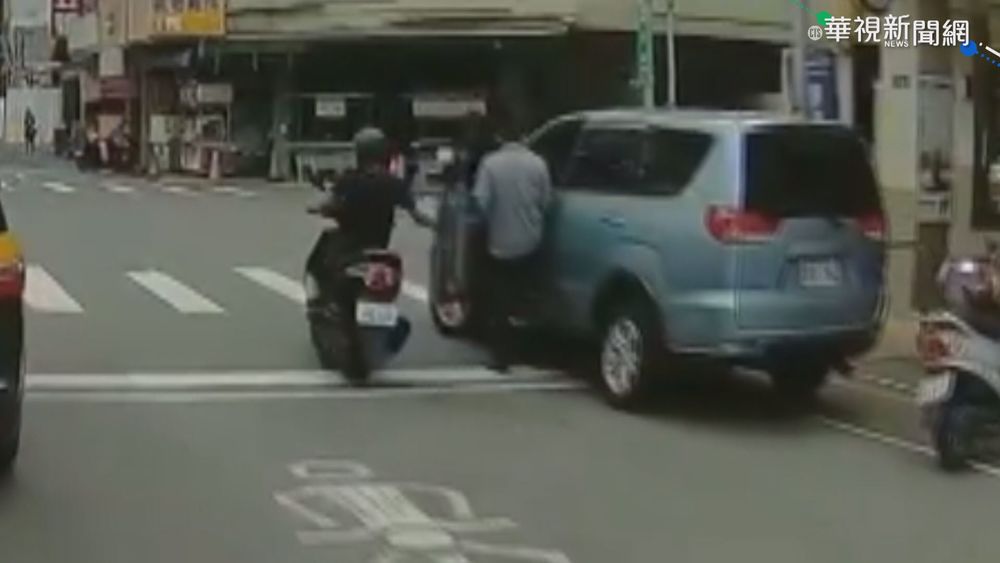 假車禍? 騎士「摸門」連人帶車自摔