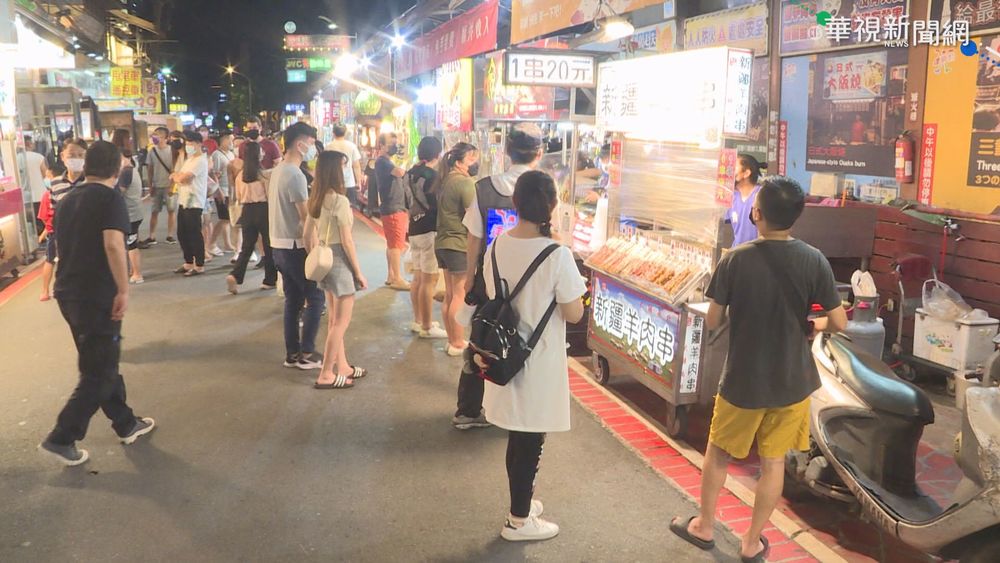 微解封週六夜 逢甲夜市人潮回流攤商樂