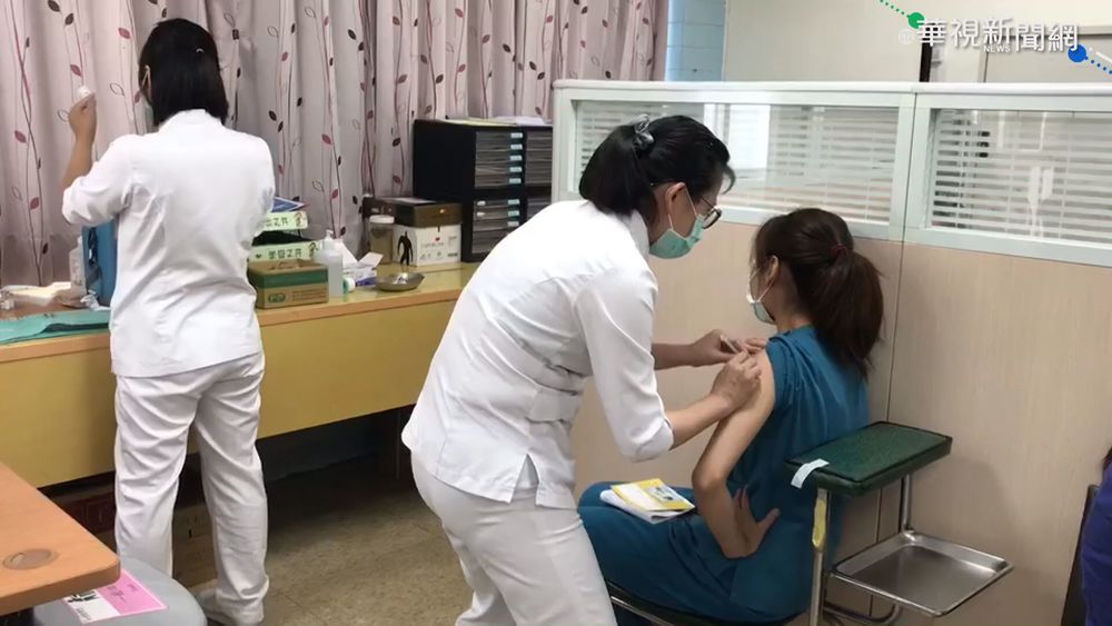 他打完第二劑莫德納超痛！ 哭喊：只能捲在床上