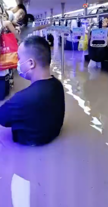 鄭州市區地鐵站內淹水。(翻攝微博)