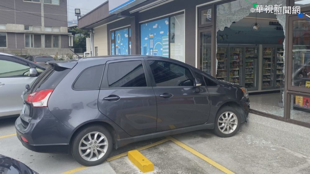 疑駕駛恍神打錯檔 轎車撞進超商