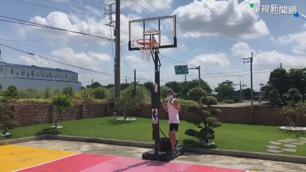 防疫在家找樂趣! 男大生打造專屬籃球場