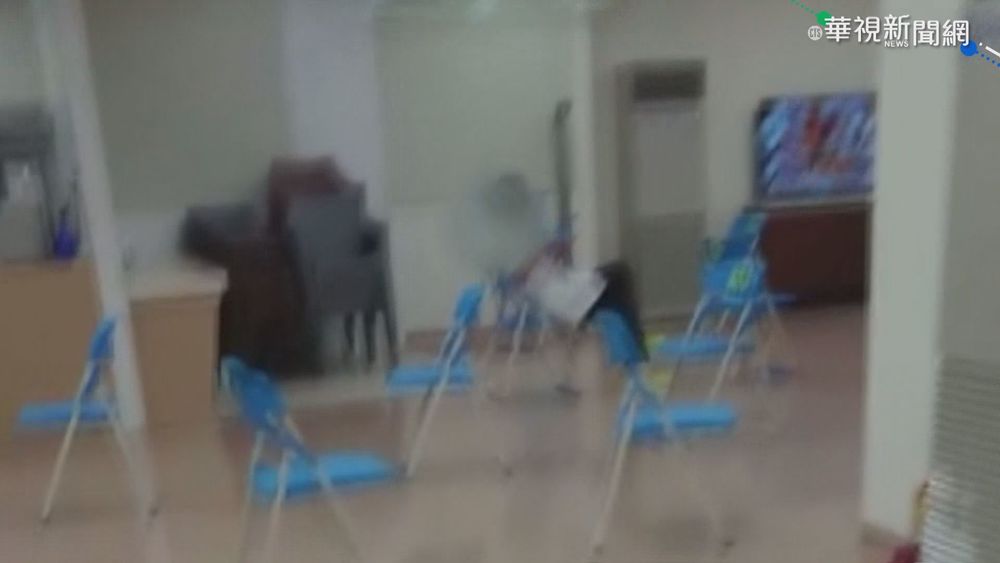 接種站醫師"沒戴罩滑手機" 遭民眾拍下