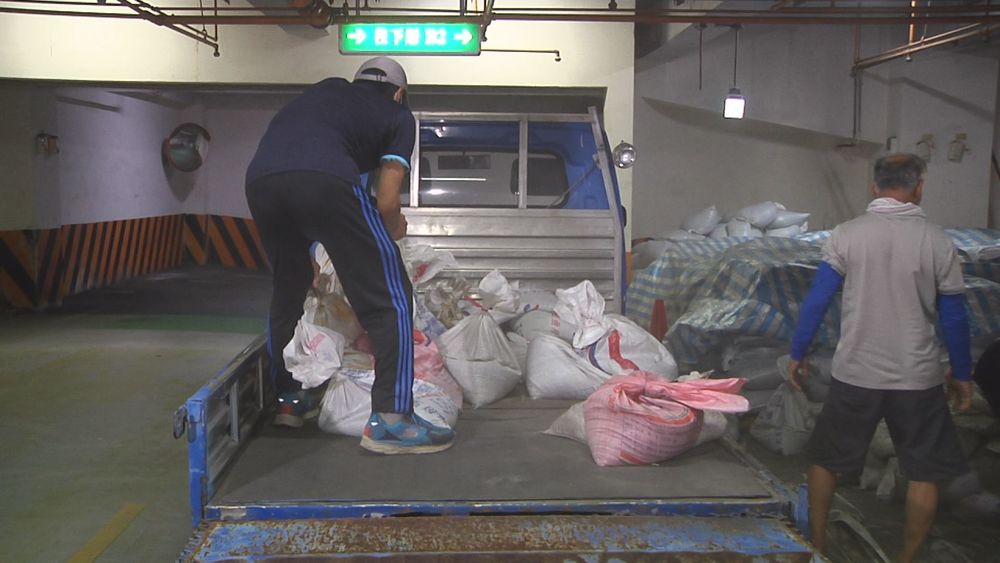 鳳山短時強降雨釀淹水 民眾堆沙包自救