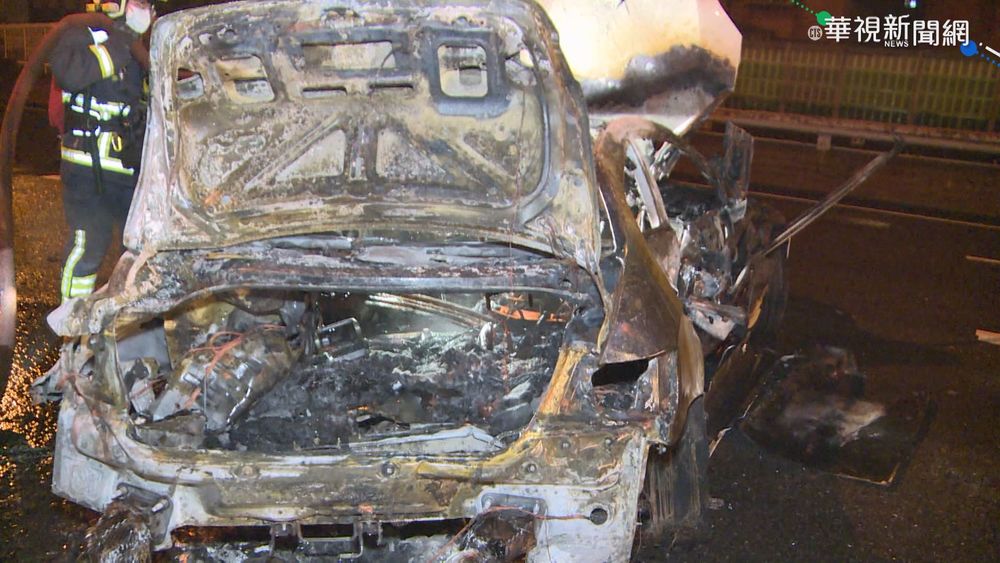 國一五股段火燒車 車成廢鐵駕駛驚逃