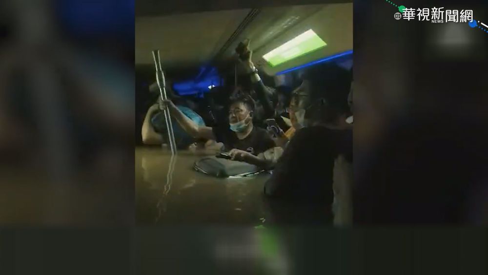 鄭州地鐵車廂大淹水。（資料照片）