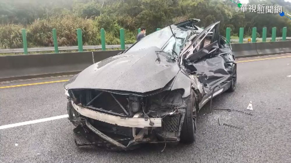 疑大雨 轎車國道撞護欄又遭側撞1死1傷